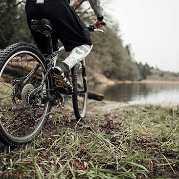 ciclista sobre bicicleta en la montaa