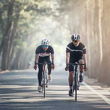 Ciclistas sobre bicicleta en rutas carretera