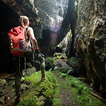 foto aficionada espeleología en una cueva